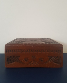Houten kistje met gesneden decoratie