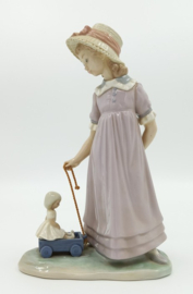 Lladro beeldje 'Girl with wagon'