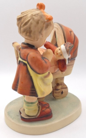 Hummel beeldje 'Doll mother'
