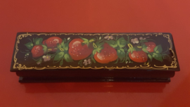 Russisch lakdoosje met aardbeien decoratie