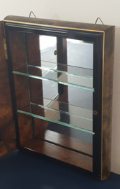 Klein vitrinekastje met 2 schapjes