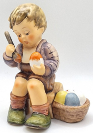Hummel beeldje 'Ostereiermalen / Easter's coming'