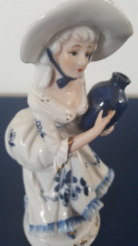Beeldje van dame met kruik