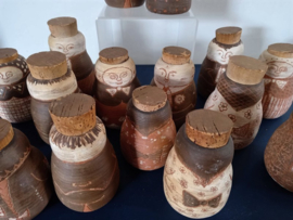 16 kleine terracotta voorraadpotten