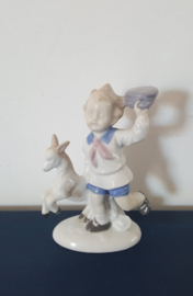 Beeldje van een jongetje met geit