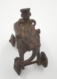 Bronzen speelgoed olifant en mahout op wielen 'temple toy'