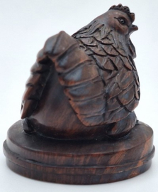 Netsuke van een kip met kuiken