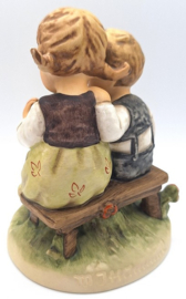Hummel beeldje 'Smart little sister'