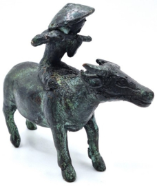 Bronzen waterbuffel met muzikant