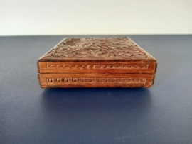 Handgesneden houten doosje