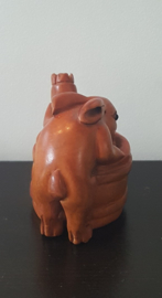 Netsuke van een konijntje met wortel