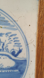 Tegeltje met jongen en ekster in houten lijst