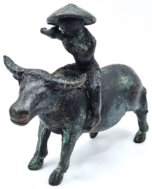 Bronzen waterbuffel met muzikant