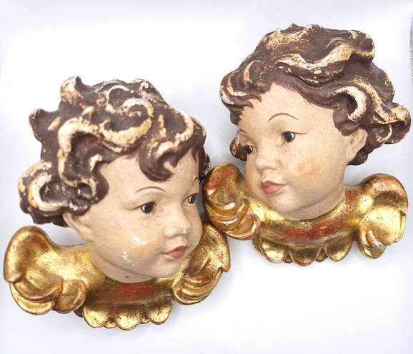 Paar handbeschilderde Putti hoofden