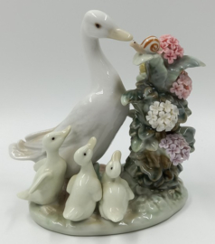 Lladro beeld van moeder eend en haar kroost