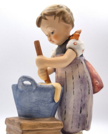 Hummel beeldje 'Die Bäckerin / Baking day', bakker