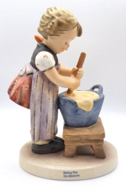 Hummel beeldje 'Die Bäckerin / Baking day', bakker