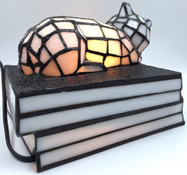 Tiffany stijl tafellamp 'Cat on Books'