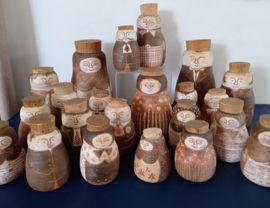 16 kleine terracotta voorraadpotten