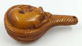 Netsuke van kat in mand