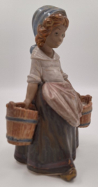 Lladro "Meisje met twee emmers"