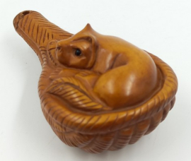 Netsuke van kat in mand