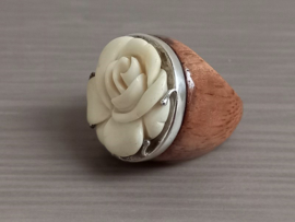 Houten ring met roos