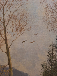 Herfstlandschap met bospad en beekje