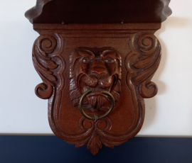 Eikenhouten wandconsole met leeuw