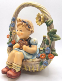 Hummel beeldje 'Der Geschenkkorb / A basket of gifts'
