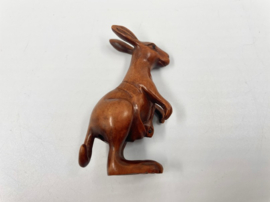 Netsuke van een kangoeroe met jong