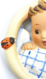 Hummel plaquette 'Child in bed' / 'Kind im Bett'