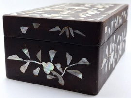 Kistje met parelmoer