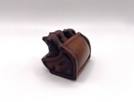 Netsuke van 3 honden in een mandje