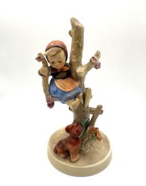 Hummel beeldje 'Out of danger' (groot)