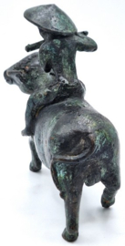 Bronzen waterbuffel met muzikant