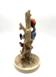 Hummel beeldje 'Out of danger' (groot)