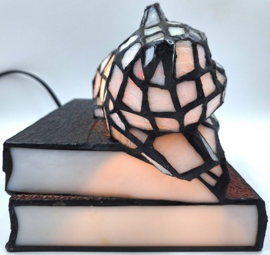 Tiffany stijl tafellamp 'Cat on Books'