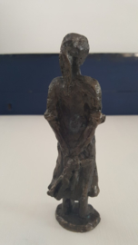 Bronzen beeldje "Sophietje" met knuffel