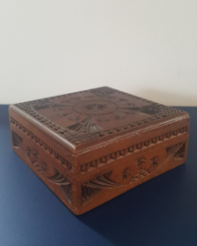 Houten kistje met gesneden decoratie