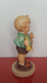 Hummel beeldje 'Junge mit Holzpferd '