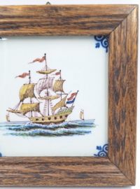 Makkum tegeltje met zeilschip in houten lijst