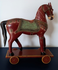 Houten speelgoed paard op wielen