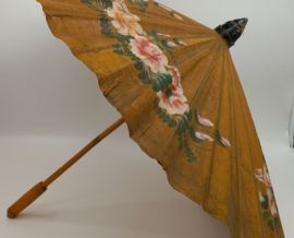 Papieren parasol met handgeschilderde bloemen