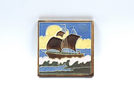 Cloisonné tegeltje zeilschip