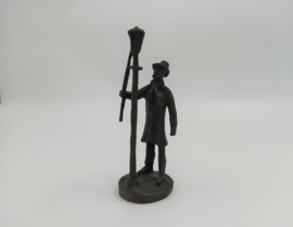 Bronzen beeld van een lantaarnopsteker