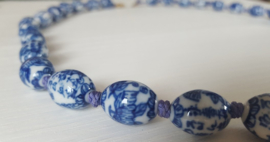 Lange ketting met porseleinen kralen 