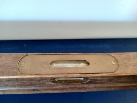 Houten waterpas met messing