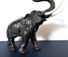 Grote gebronsde olifant