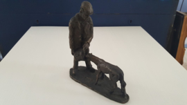 Bronzen beeld boer voert kalf